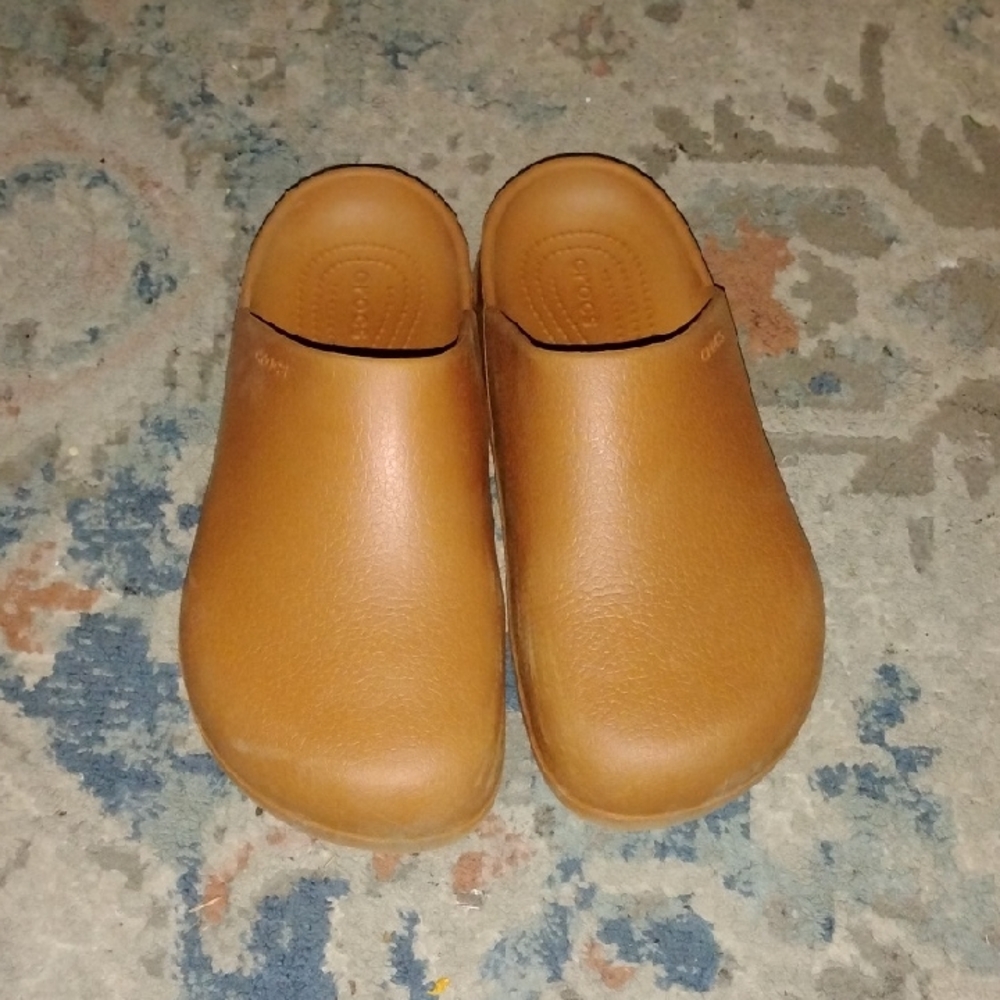 Crocs Dylan Mules in Cognac W10